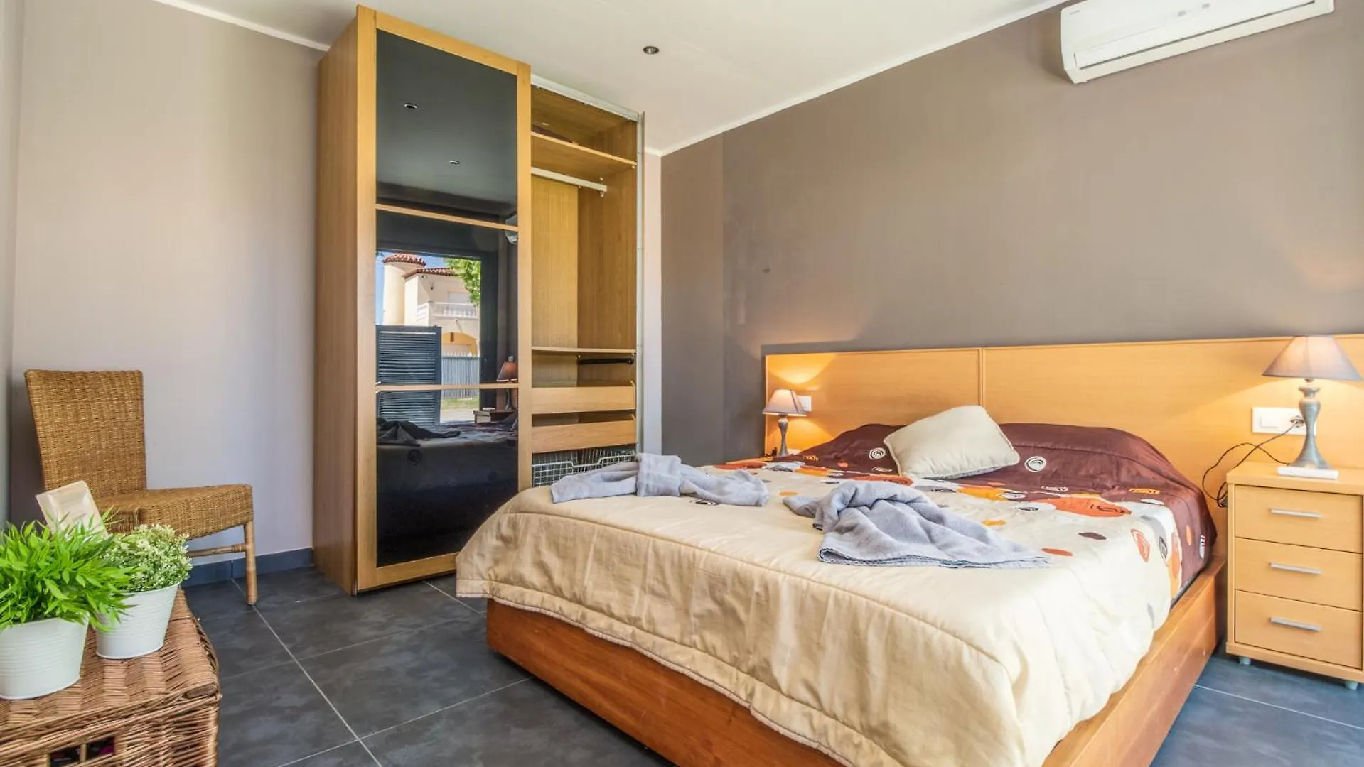 Villa De Lujo. Piscina Con Jacuzzi. Empuriabrava 0*,  Španělsko