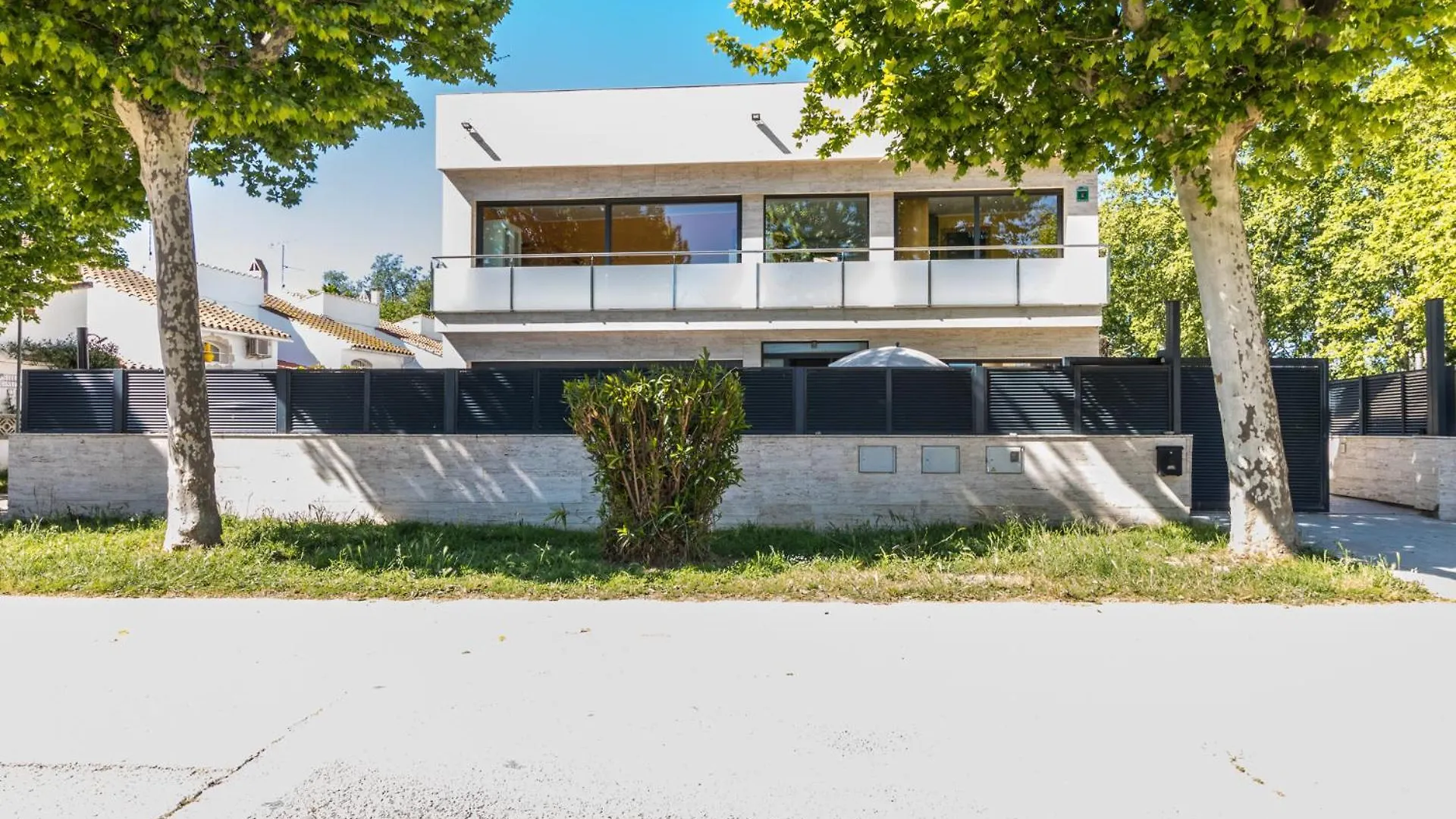 Prázdninový dům Villa De Lujo. Piscina Con Jacuzzi. Empuriabrava